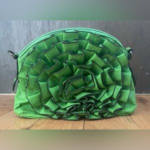 Frill / Flower design bag in green leather.